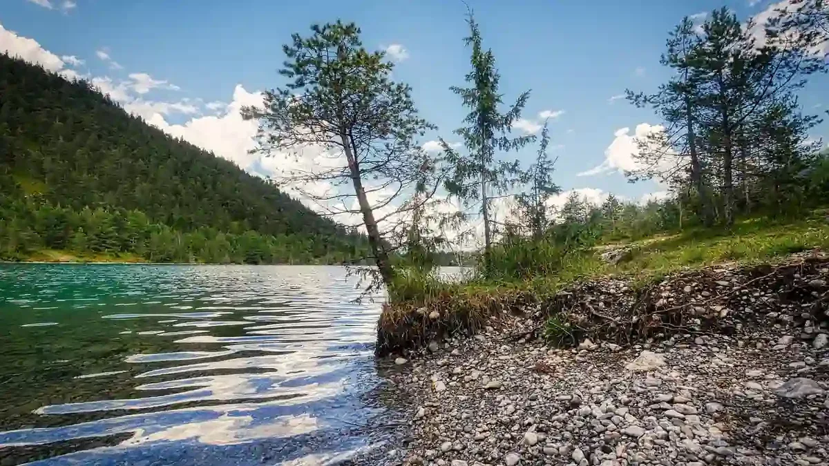 Lago di Tovel in autunno: come valutare luce, meteo e tempi di percorrenza prima di organizzare la visita