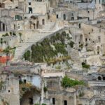 Scalinata colorata che si snoda tra le case di un pittoresco paese italiano.