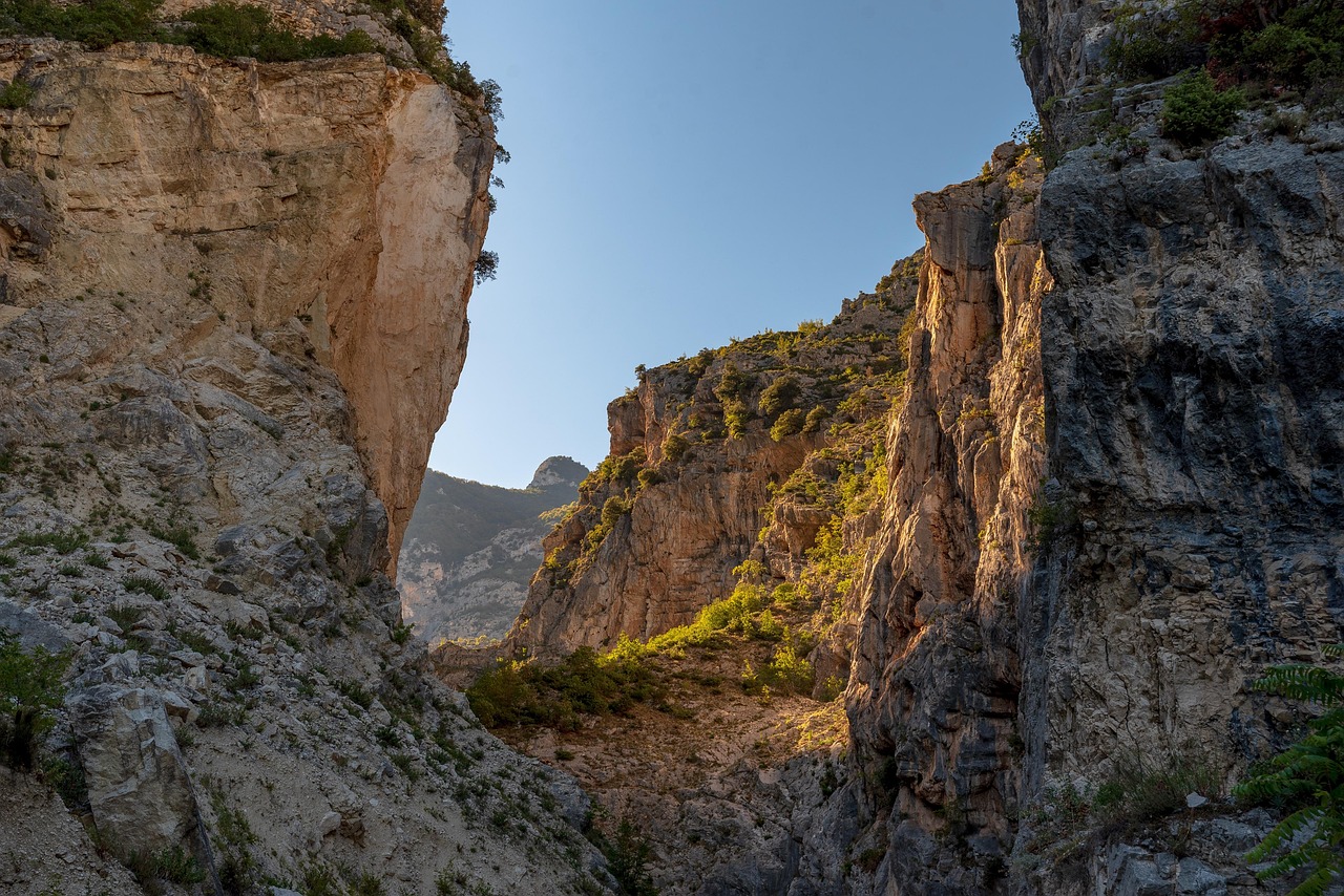 Panorama di una valle segreta con canyon e cascate immerse nella natura.