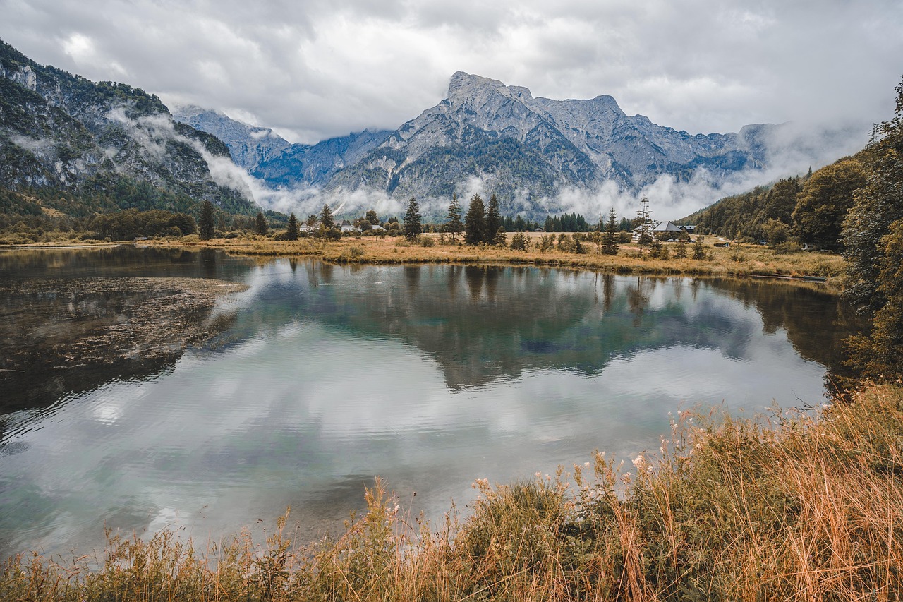 Vista panoramica su un lago incastonato tra le montagne, ideale per un bagno rinfrescante.