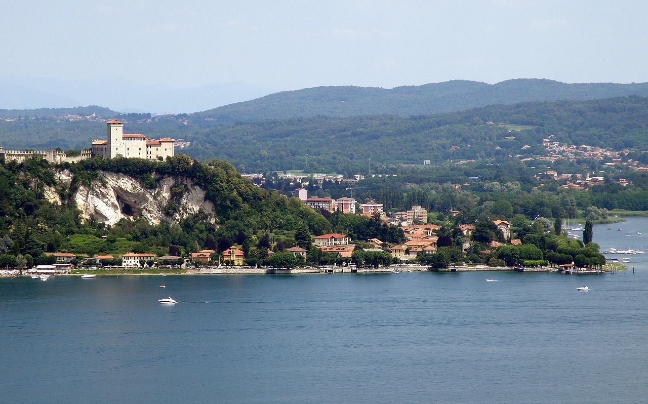 Borgo panoramico sul lago, vista suggestiva e atmosfera tranquilla, poco conosciuto rispetto a Sirmione.