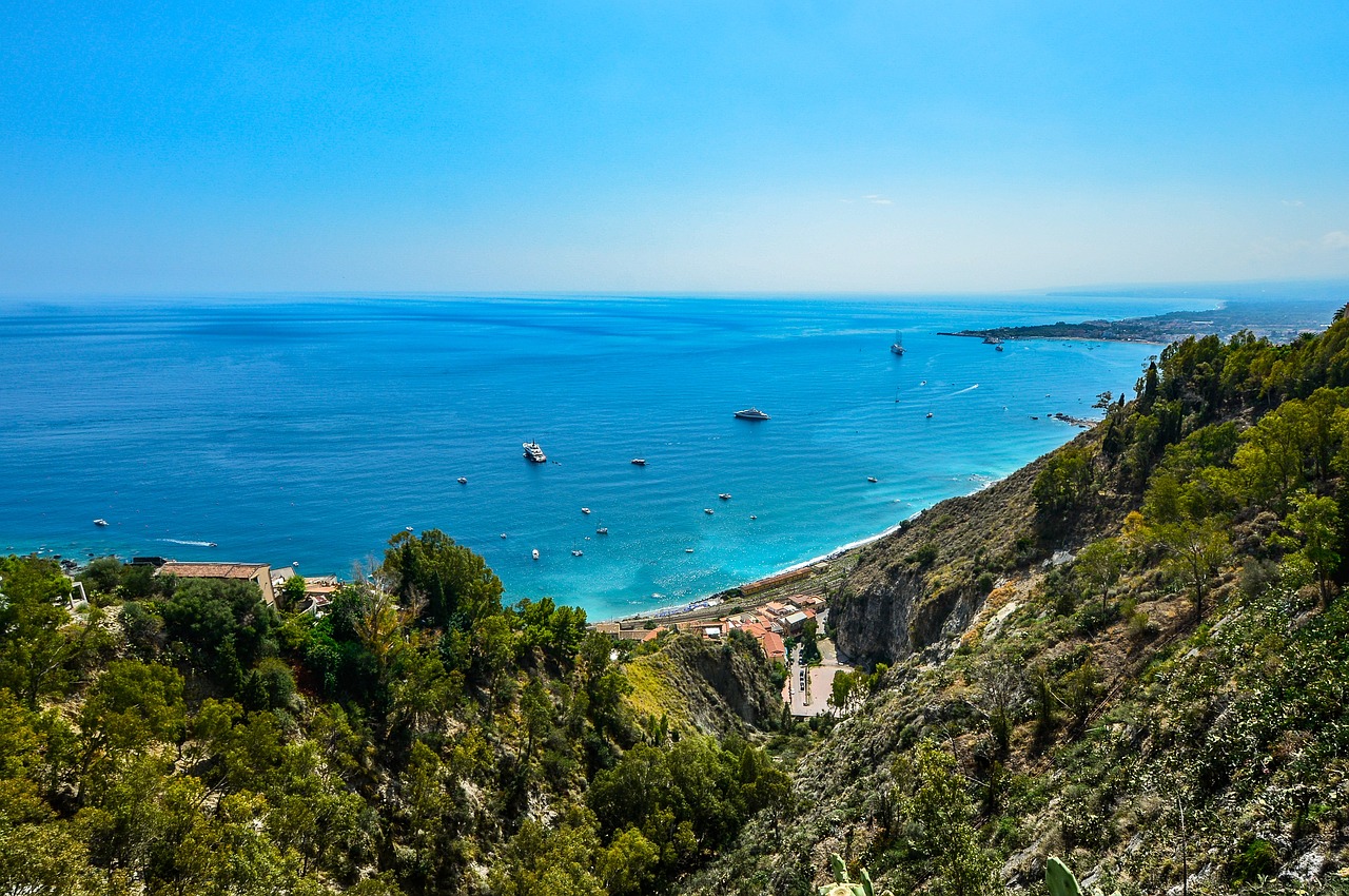 Spiaggia di sabbia bianca in Calabria, con acque cristalline e paesaggi mozzafiato.