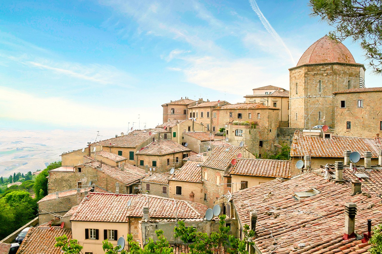 Interno di una casa storica italiana con arredi d'epoca e dettagli architettonici affascinanti.