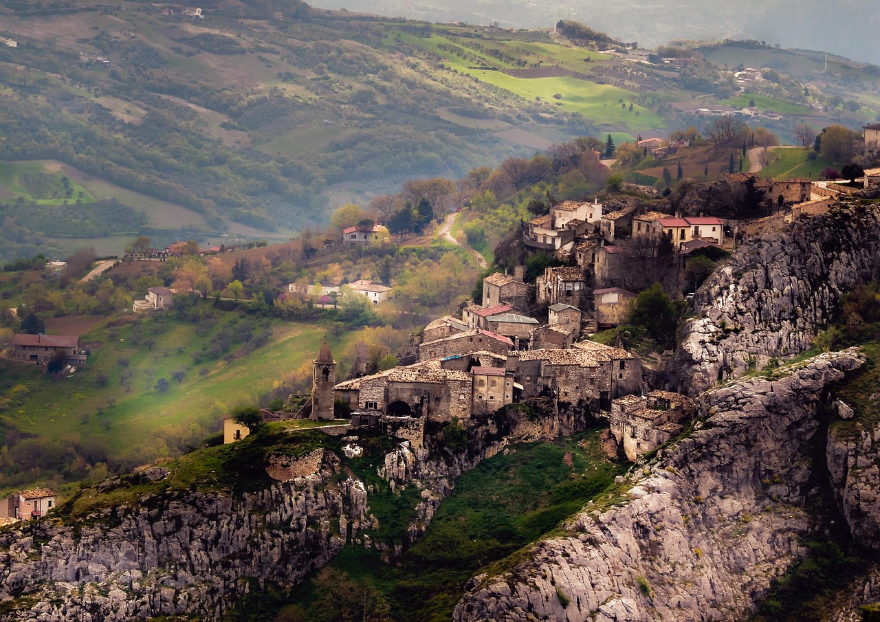 Immagine del borgo pittoresco con case colorate e paesaggio incantevole, simbolo della bellezza italiana.