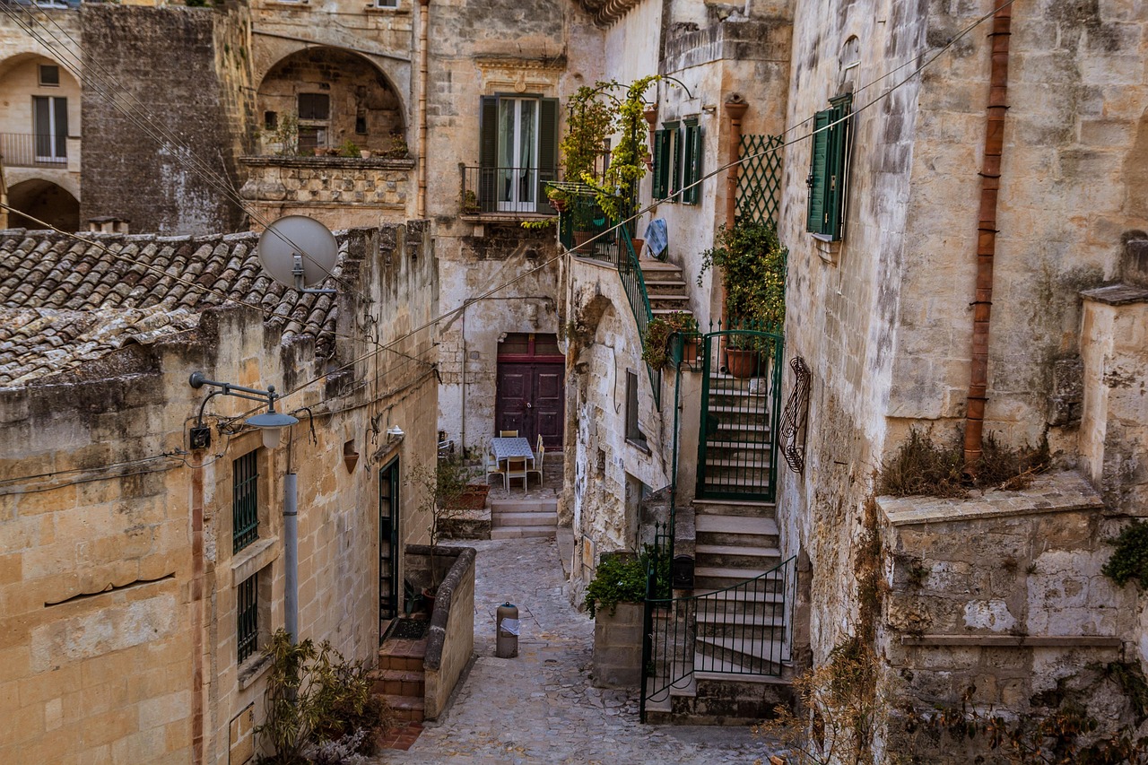 Vicoli pittoreschi del borgo italiano, perfetti per fotografie suggestive.