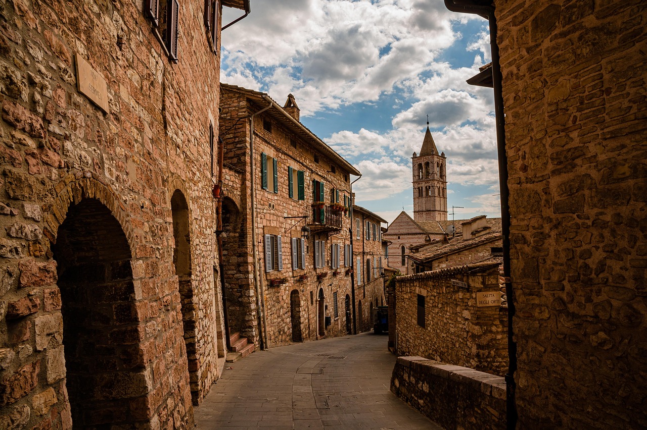 Piazza del Popolo a Todi, con architettura storica e atmosfera vivace, ideale per un weekend esplorativo.