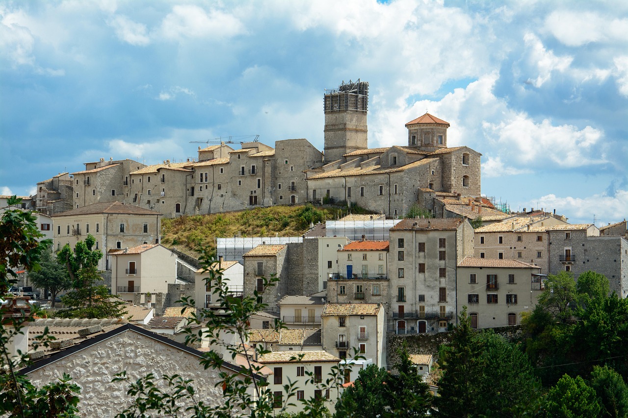 Centro storico marchigiano con strade acciottolate e bancarelle di prodotti tipici locali.