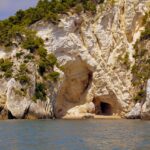 Vista panoramica di una località affascinante del Gargano, circondata da natura e bellezze storiche.