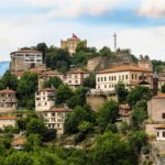 Panorama di un incantevole paese da sogno con case colorate e paesaggi mozzafiato.