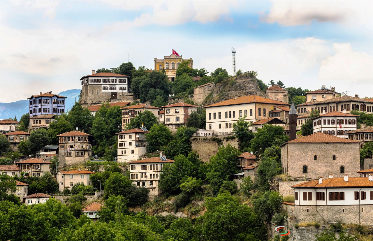 Panorama di un incantevole paese da sogno con case colorate e paesaggi mozzafiato.