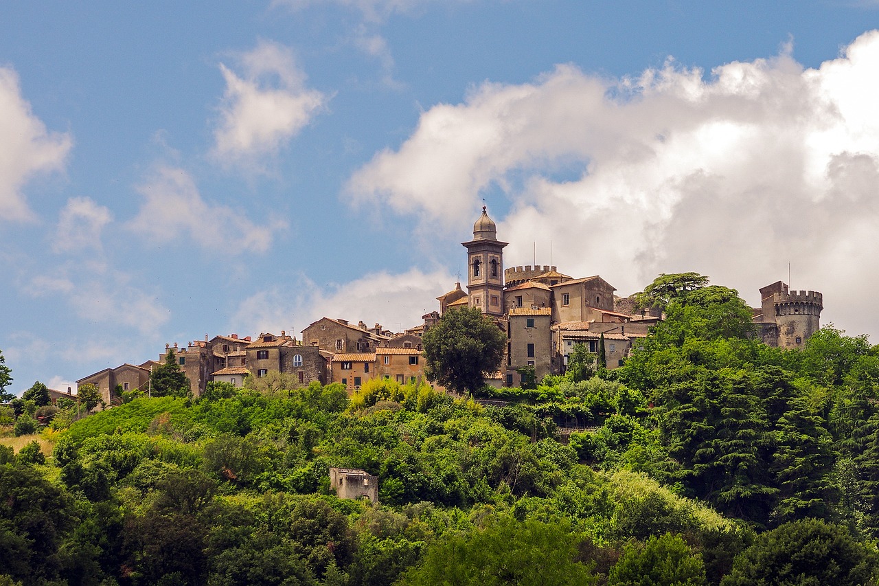 Vista panoramica del borgo caratteristico nel Lazio, con strade acciottolate e edifici storici.