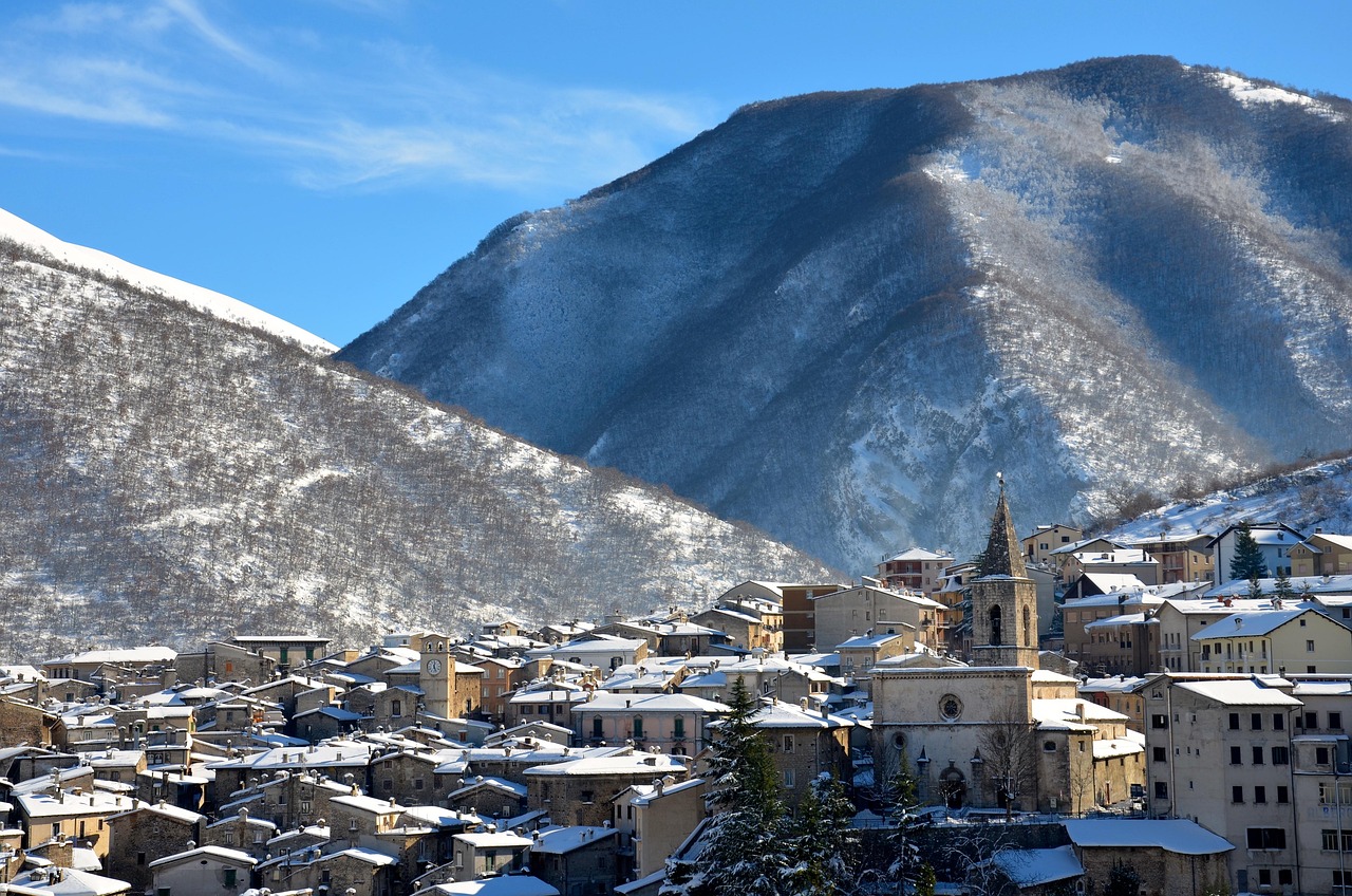 Villaggio di montagna in Trentino con mercatino di Natale e decorazioni festive.