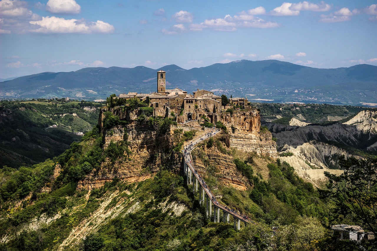 Civita di Bagnoregio, il suggestivo paesino famoso per la sua bellezza e fragilità.