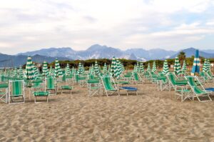 Una spiaggia deserta con acque cristalline e scogliere sullo sfondo, ideale per una fuga tranquilla in Italia.