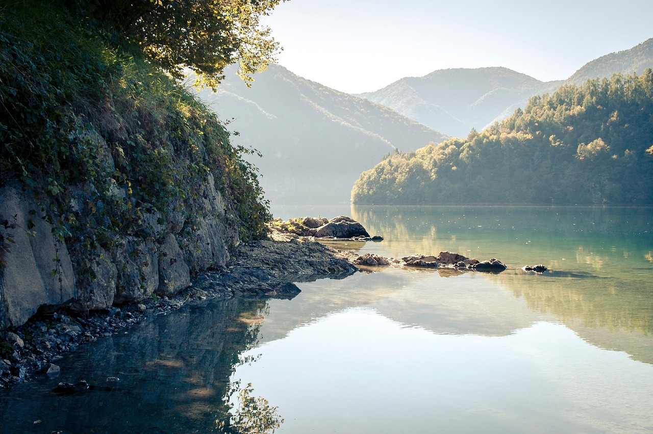 Paesaggio sereno con natura incontaminata, ideale per relax e bellezza autentica.