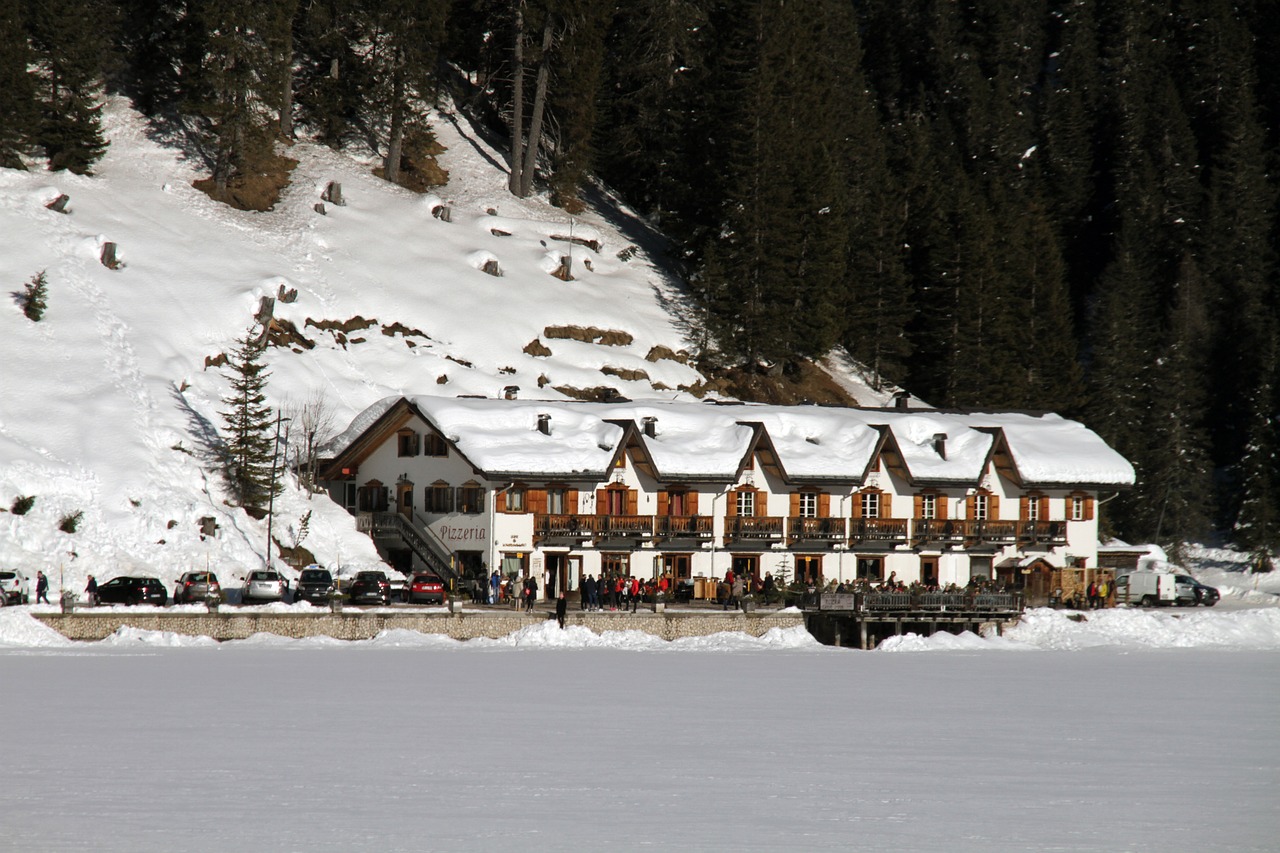 Lago di Braies con acque turchesi e montagne circostanti, meta ideale per fotografi e turisti.